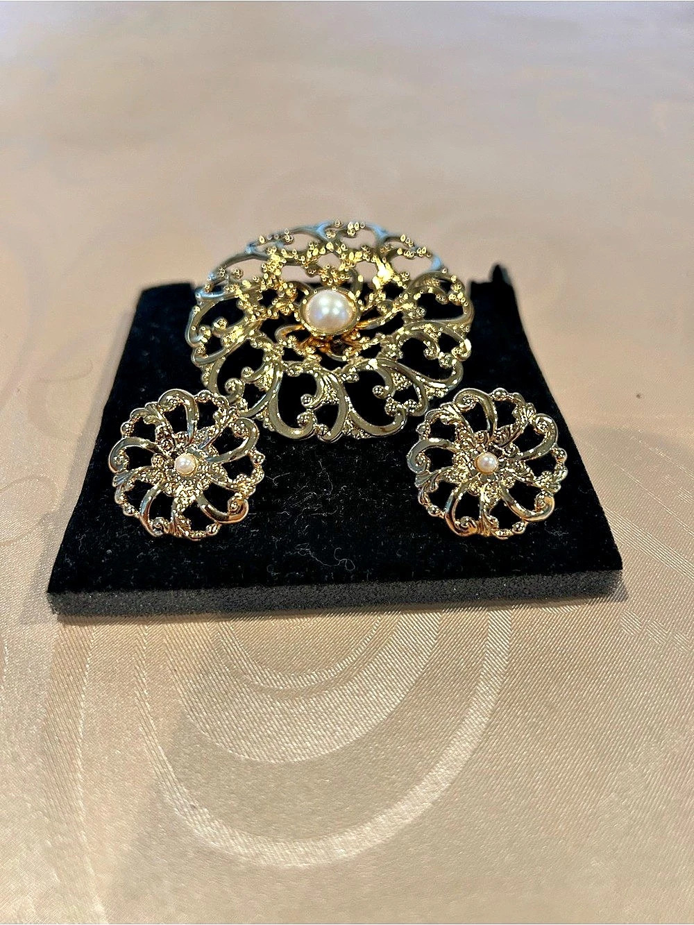 Avon Flower Blossom Gift Set Floral Brooch & Earrings Gold & White